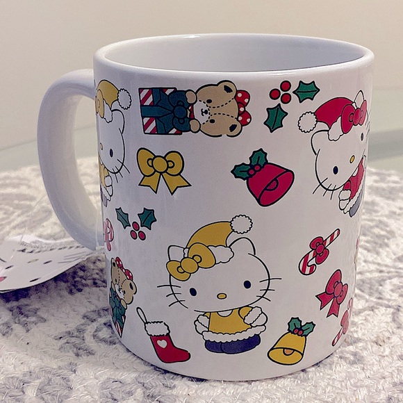 Hello Kitty Christmas Set - (2) Ceramic Christmas Mugs & 2 Pack of Hand Towels - Picture 3 of 7